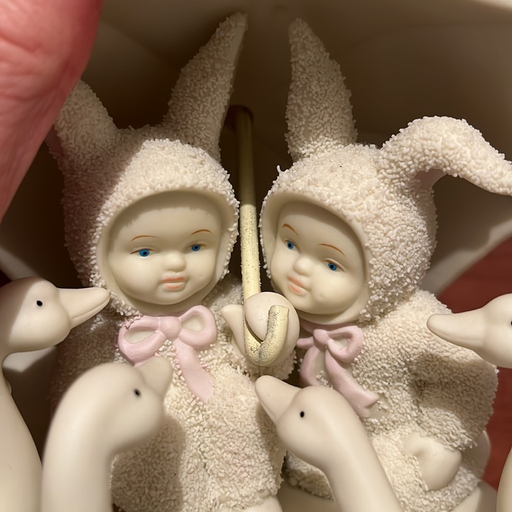 Snowbabies, bisque porcelain figurine, “Rain, Rain, Go Away” - Picture 2 of 12